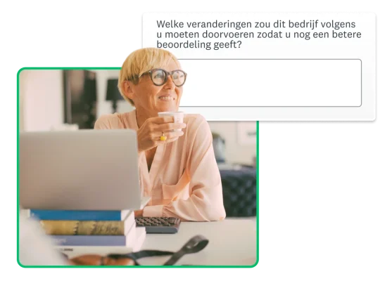 Een vrouw aan een bureau met een mok starend naar rechts met naast haar een zwevende schermafbeelding van een enquêtevraag