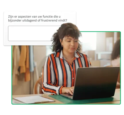 vrouw die op een laptop werkt