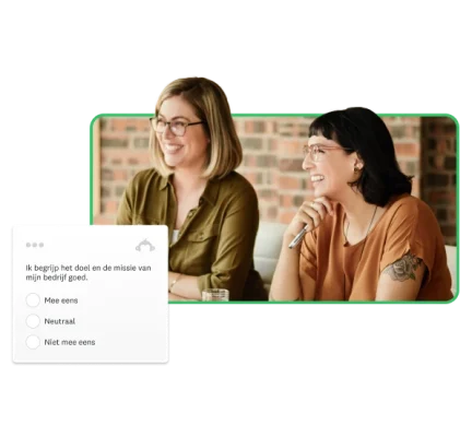 Twee vrouwen werken aan een enquête