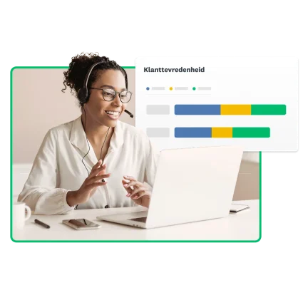 vrouw met een headset, die kijkt naar haar laptop met een diagram getiteld 'Klanttevredenheid' op het scherm