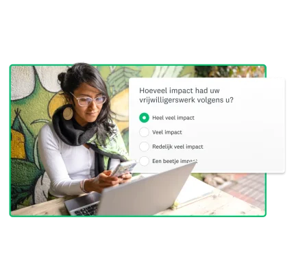 vrouw die aan non-profitenquête werkt