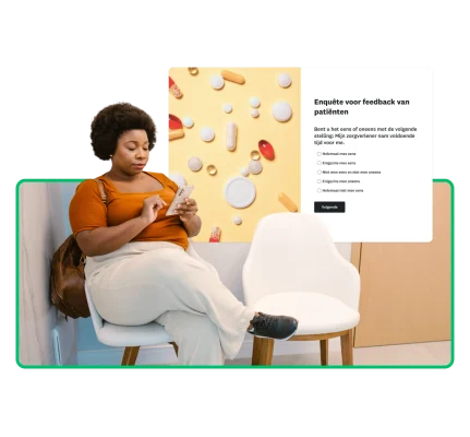 vrouw die zit in een artsenpraktijk en een enquête voor patiëntfeedback invult op haar telefoon