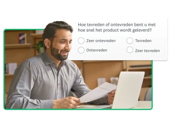 Persoon die een vel papier vasthoudt en naar een laptop kijkt. Naast deze persoon de vraag: 'Hoe tevreden of ontevreden bent u met hoe snel het product wordt geleverd?'