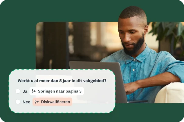 Een man die een laptop gebruikt met een overlay met daarop een enquêtevraag met opties voor diskwalificatie en logica voor overslaan.