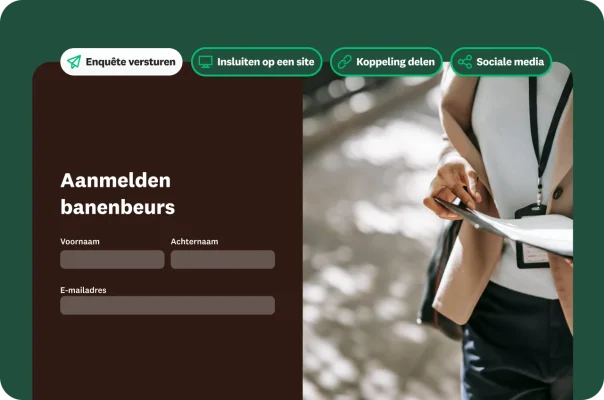 Iemand op een banenbeurs deelt een formulier uit. Op een overlay staat een aanmeldformulier voor een banenbeurs met velden voor de voornaam, achternaam en het e-mailadres, samen met opties om de enquête te delen of in te sluiten.