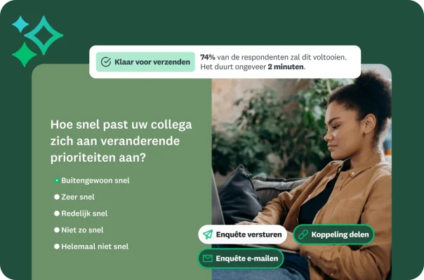 Een vrouw op een bank kijkt naar een enquêtevraag over de prestaties van een collega.