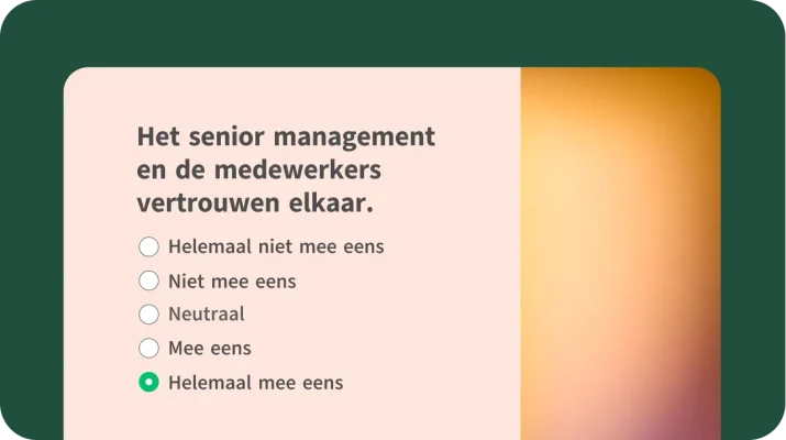 Sjabloon voor een medewerkersbetrokkenheidsenquête met de vraag in welke mate het senior management en medewerkers elkaar vertrouwen.