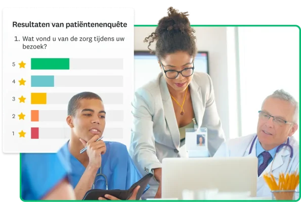 Vrouw die naar een computerscherm wijst met daarop een afbeelding van de resultaten van een patiëntenquête