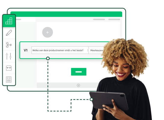 Lachende vrouw die een tablet bekijkt met achter haar een screenshot van een enquête gemaakt met SurveyMonkey