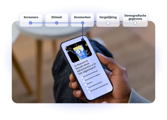 Hand van een persoon houdt een telefoon vast waarop een enquêtevraag te zien is over in hoeverre een video-advertentie bevalt