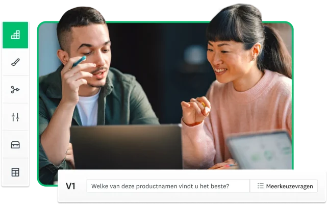 Man en vrouw die bij elkaar zitten en naar een laptopscherm kijken en een enquête maken met behulp van SurveyMonkey