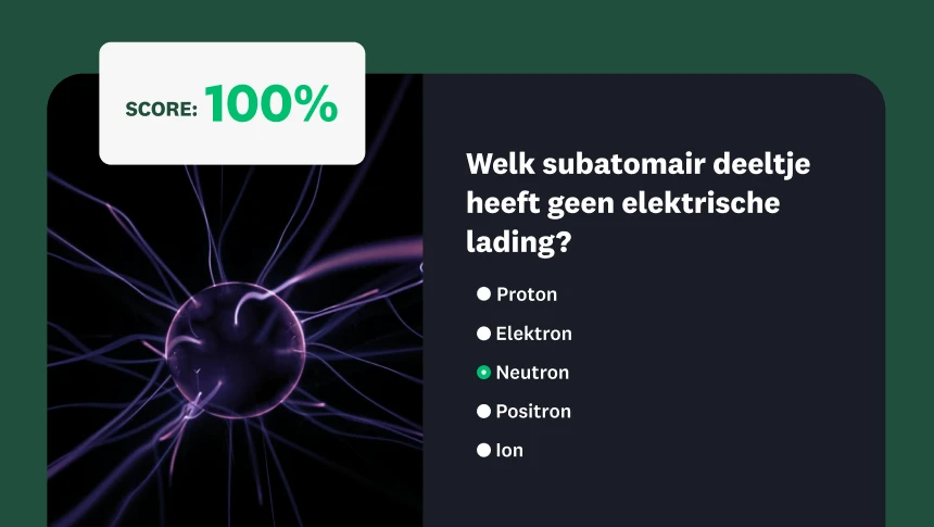 Een wetenschappelijke meerkeuzevraag in een quiz over subatomaire deeltjes met een plasmabal op de achtergrond en een score van 100%.