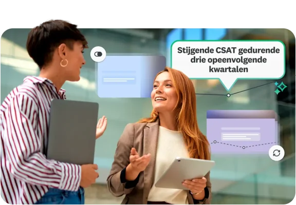 Twee professionals in een kantoor bespreken klantenfeedback met een call-out waarop te zien is dat de CSAT drie kwartalen is gestegen