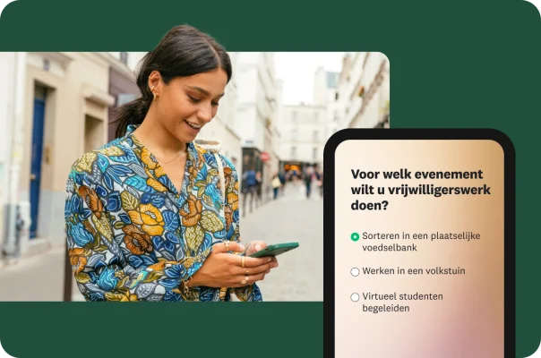 Een persoon die op straat loopt en een mobiele enquête bekijkt om zich als vrijwilliger te registreren.