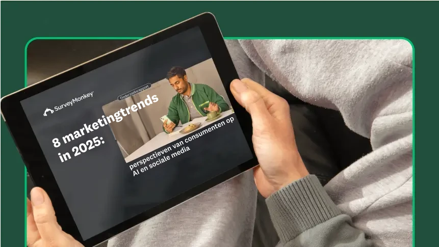 Tablet met een rapport van SurveyMonkey over acht marketingtrends in 2025