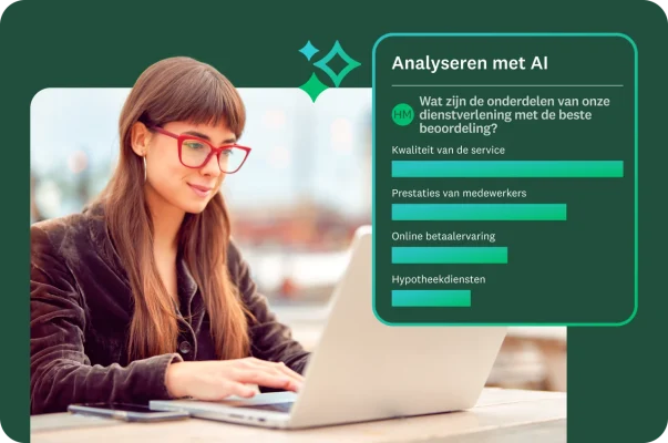 Een vrouw die op een laptop werkt. Een overlay toont een deelvenster ‘Analyseren met AI’ en deze opdracht: ‘Wat zijn de onderdelen van onze dienstverlening met de beste beoordeling?’ en een staafdiagram met onderdelen als ‘Servicekwaliteit’ en ‘Prestaties van medewerkers’.