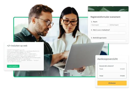 Twee mensen kijken naar een opengeklapte laptop naast schermafbeeldingen van een registratieformulier voor een evenement en de verwerking van betalingen met SurveyMonkey