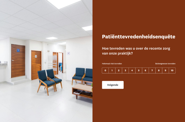 Een enquête over de patiënttevredenheid met de vraag hoe tevreden de respondent was over de recente zorg van de praktijk Ernaast een foto van een lege wachtkamer van een artsenpraktijk.