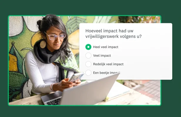 Een vrouw kijkt naar haar computer en mobiele telefoon, met rechts een afbeelding van een non-profitenquête.