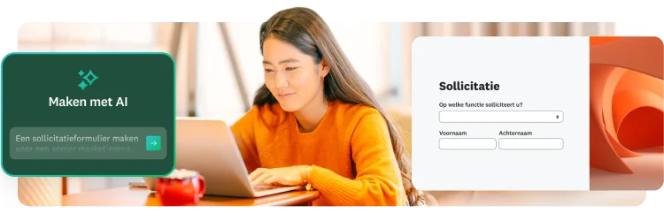 Een vrouw die lacht en haar laptop gebruikt met een overlay met een sollicitatieformulier en een AI-prompt.