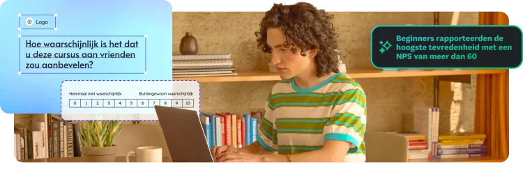 Een persoon die een laptop gebruikt met een overlay van een cursusaanbevelingsenquête en een tekstveld met een NPS-score.