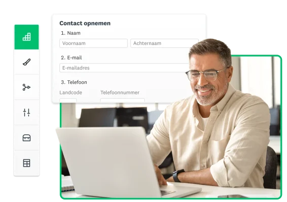 Man aan een bureau die een laptop gebruikt met productscreenshots die rondom hem zweven