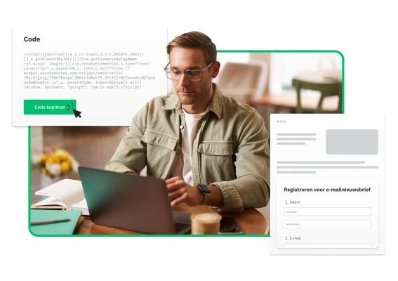 Man aan een bureau die een laptop gebruikt met productscreenshots die rondom hem zweven