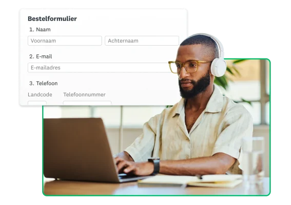Man met een hoofdtelefoon op zit aan een bureau en gebruikt een laptop. Naast hem een productscreenshot.