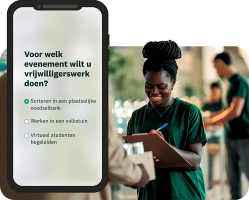 Glimlachende vrouw die een aanmeldingsformulier op een klembord invult, naast een telefoon waarop een mobiele enquête voor vrijwilligersaanmeldingen te zien is.