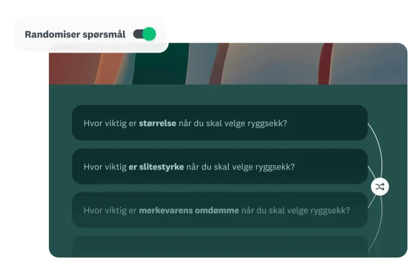 Et skjermbilde av en spørreundersøkelse som viser at man kan velge å randomisere spørsmål for å redusere skjevheter, der man også ser spørsmål om hvilke faktorer som påvirker valg av ryggsekk (størrelse, slitestyrke, merkevarens omdømme).