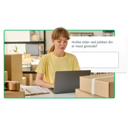 Kvinne som skriver på bærbar PC omgitt av pakker, ved siden av undersøkelsesspørsmålet om hvilke sider av jobben du synes er tilfredsstillende