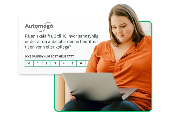 En kvinne som ser på en laptop-en med et produktskjermbilde av en NPS-undersøkelse svevende rundt seg.