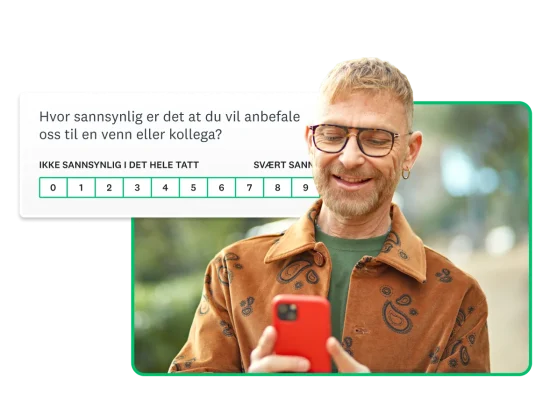 En person med briller som holder en telefon, ved siden av et NPS-spørsmål med teksten «Hvor sannsynlig er det at du anbefaler oss til en venn eller kollega?»