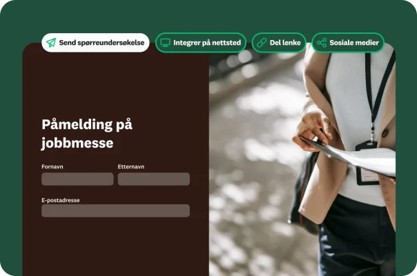 En person på en jobbmesse deler ut et skjema. Et overlegg viser skjemaet «Påmelding til jobbmesse» med felt for fornavn, etternavn og e-postadresse, sammen med alternativer for å dele eller integrere spørreundersøkelsen.