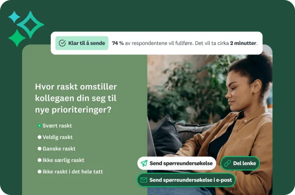 En kvinne på en sofa som ser på et undersøkelsesspørsmål om en kollegas prestasjoner.