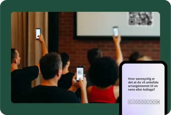 Personer i et rom som skanner en QR-kode på en projektor på telefonene sine, med et undersøkelsesspørsmål som spør hvor sannsynlig det er at du ville anbefale arrangementet til en venn eller kollega