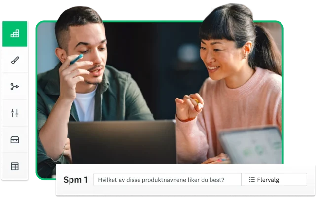 Mann og kvinne som sitter sammen og ser på skjermen til en bærbar PC og lager en spørreundersøkelse med SurveyMonkey