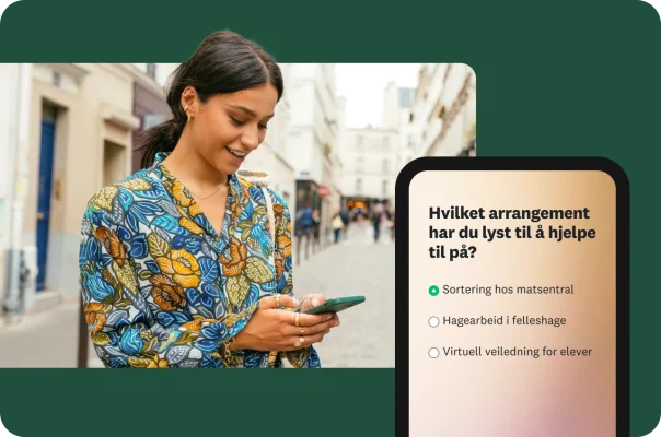 En person som går nedover gaten og ser på en spørreundersøkelse for frivillige på mobilen sin.