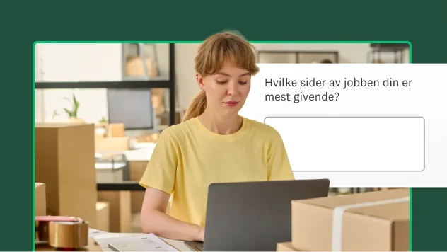 Kvinne som jobber på bærbar datamaskin ved siden av et spørsmål i spørreundersøkelse om hvilke aspekter av jobben som er mest tilfredsstillende