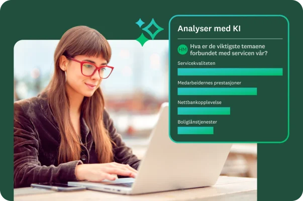 Kvinne som jobber på en bærbar PC. Et overlegg som viser et «Analyser med KI»-panel med en instruks som spør: «Hva er de viktigste temaene forbundet med servicen vår?» og et søylediagram med temaer som «Servicekvaliteten» og «Medarbeidernes prestasjoner».