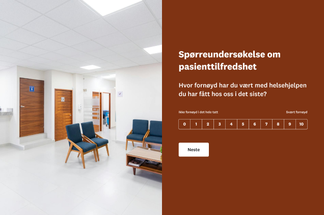 En spørreundersøkelse om pasienttilfredshet som spør «Hvor fornøyd har du vært med helsehjelpen du har fått hos oss i det siste?» Undersøkelsen vises ved siden av et bilde av et tomt venteværelse.