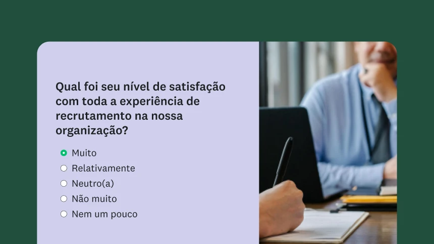 Uma entrevista presencial com um questionário sobreposto perguntando sobre a experiência de recrutamento.