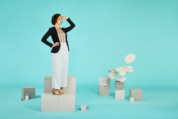 Mulher olhando para frente