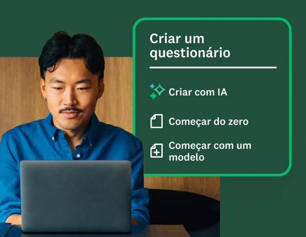 Homem trabalhando em um laptop com um menu mostrando opções para criar um questionário: “Criar com IA”, “Começar do zero” ou “Começar com um modelo”.