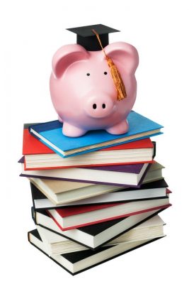 Livros empilhados embaixo de cofre com chapéu de formatura