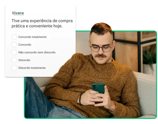 Homem de óculos olhando para telefone ao lado de uma pesquisa perguntando em que medida a pessoa concorda com a afirmação “Tive uma experiência de compra prática e conveniente hoje”.