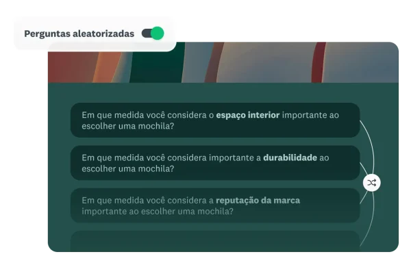Pesquisa mostrando uma opção para aleatorizar perguntas para reduzir vieses, com perguntas sobre fatores ao escolher uma mochila (espaço, durabilidade, reputação da marca).