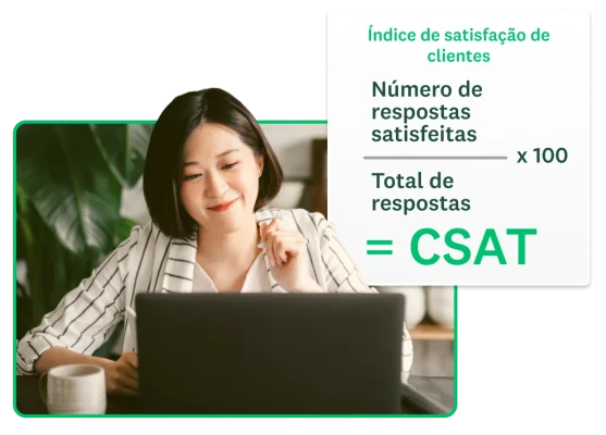 Mulher sentada em uma mesa trabalhando no computador com uma imagem de tela de uma fórmula de CSAT flutuando ao lado.