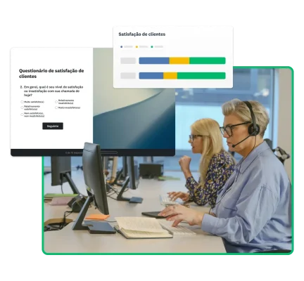 Duas pessoas trabalhando em um call center.