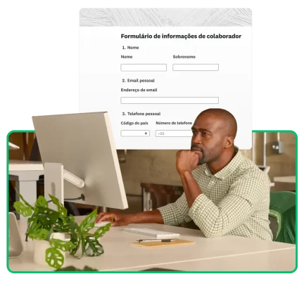 homem trabalhando em um formulário de feedback para funcionário
